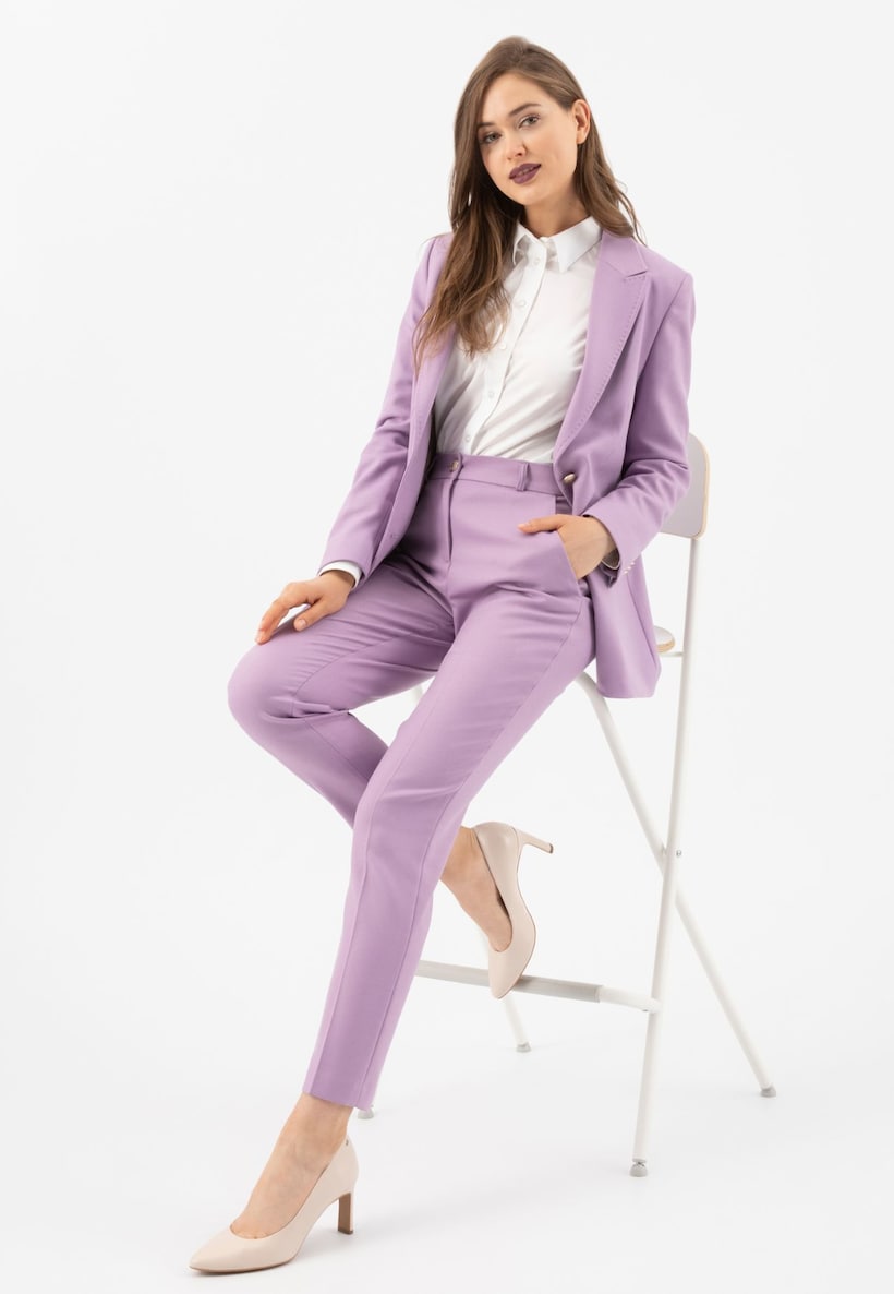 biznesowa stylizacja damska z liliowym garniturem i beżowymi szpilkami